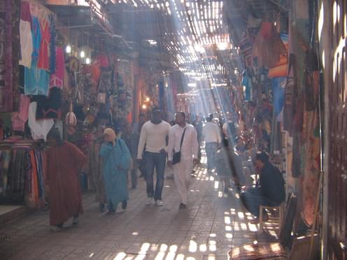 Souks de Marrakech où la lumière traverse les toits